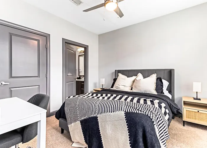 2 Bed 2 Bath In The Heart Of Buckhead